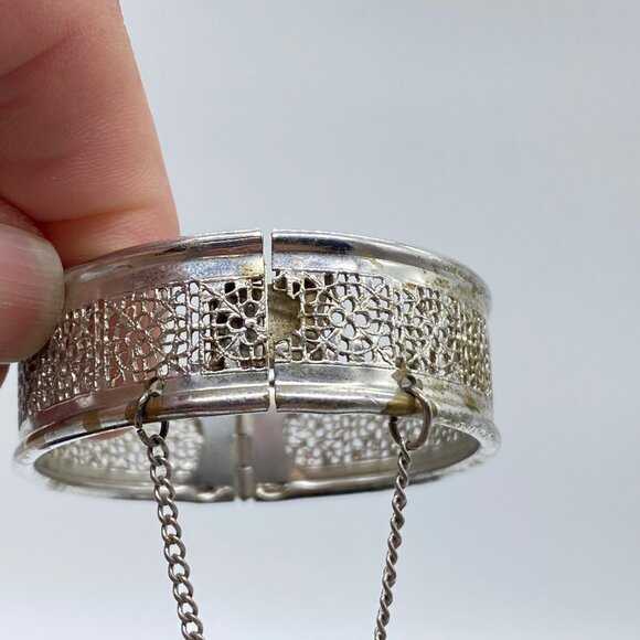 Vintage Silver Tone Filigree Hinged Bangle Bracelet With Safety Chain **NOTE** - Picture 9 of 14